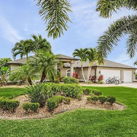 Lush Privacy, Large Outdoor Living Space, Heated Pool,& Pet-Friendly - Villa Veronica- Roelens